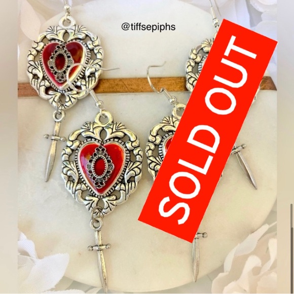 Snow White Inspired Red Heart Silver Frame & Dagger Dangly Earrings NWT - Picture 9 of 10